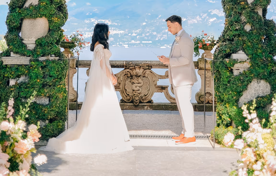 Primo piano romantico di una sposa sorridente che guarda negli occhi il marito durante un matrimonio di lusso sul Lago di Como a Villa del Balbianello.