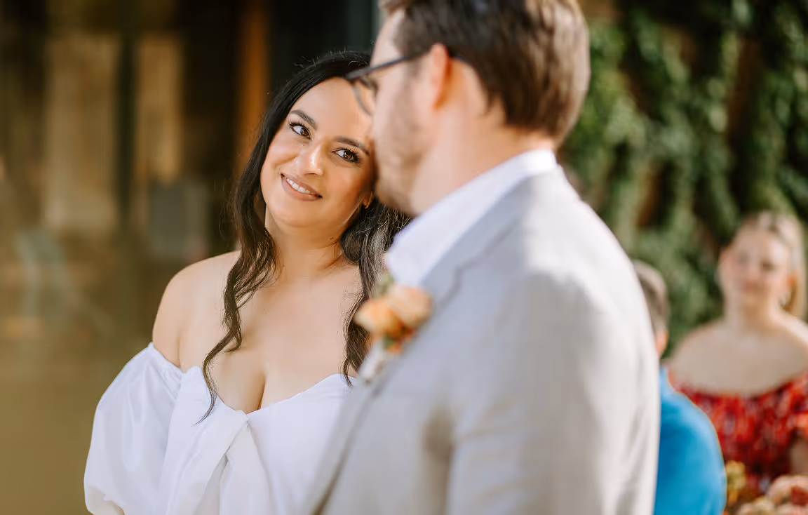 Primo piano romantico di una sposa sorridente che guarda negli occhi il marito durante un matrimonio di lusso sul Lago di Como a Villa del Balbianello.